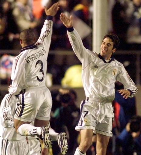 Raul being congratulated by Roberto Carlos